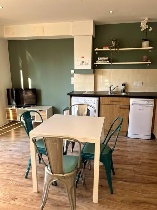Colourful, Bright And Chic 2 Storey Apartment Manchester Esterno foto